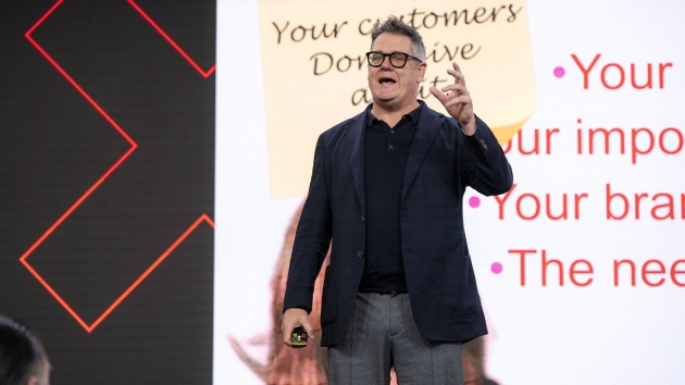 Marketingstratege Mark Ritson: "Langfristiger Markenaufbau ist kein Luxus, sondern Pflicht" - Mark Ritson beim Experience Day des MVFP - Quelle: Guido Schroeder Fotografie